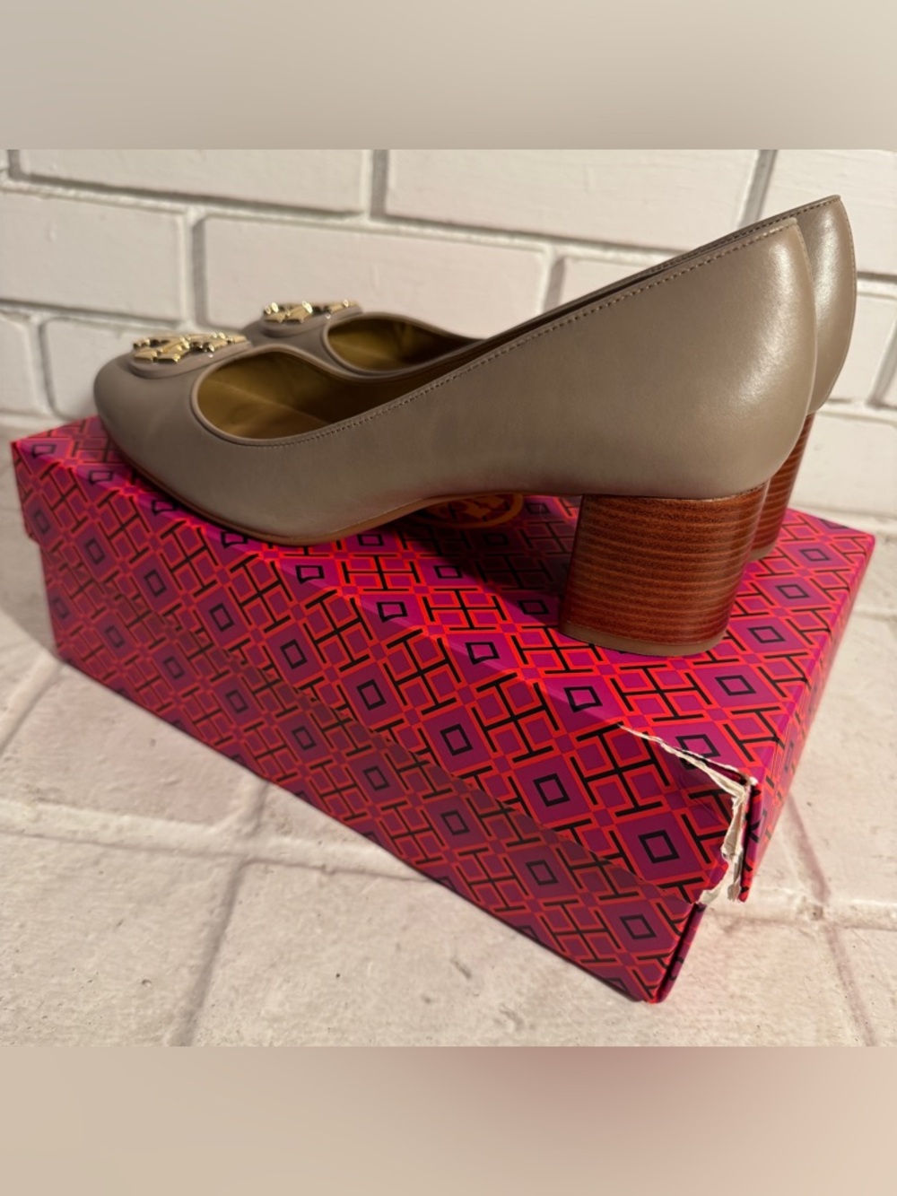 Tory Burch Claire 50mm Round Toe Pump French Gray Gold Size 10 - Picture 3 of 16